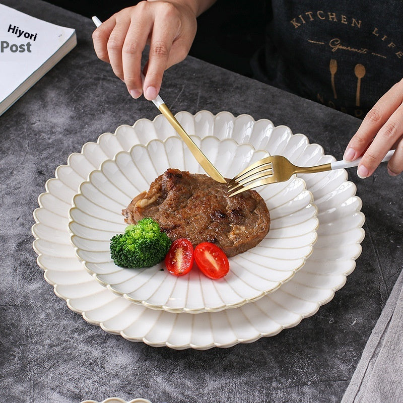 flower-shaped plate in beige or blue