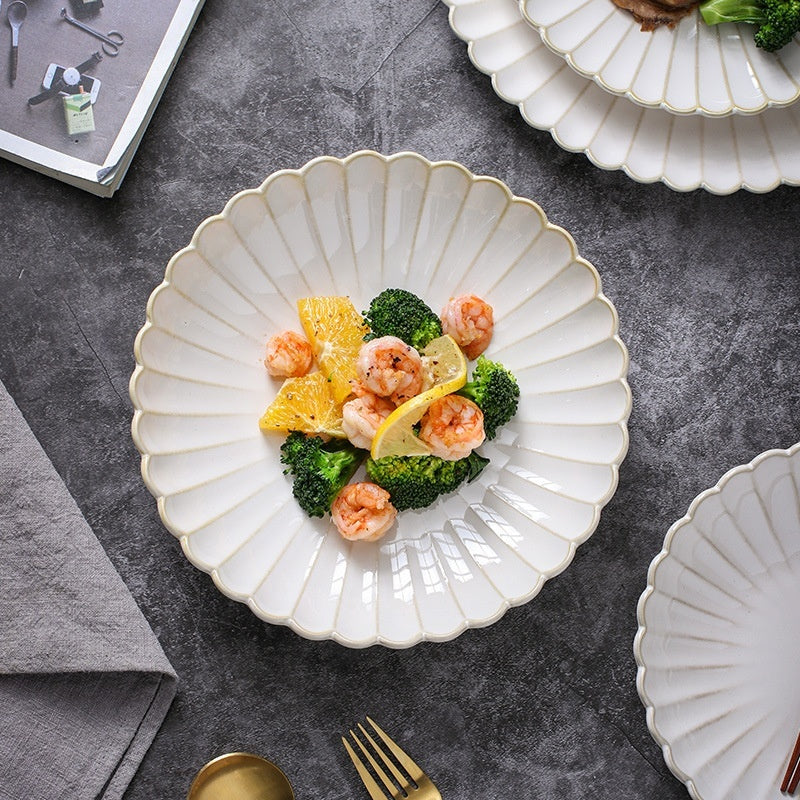 flower-shaped plate in beige or blue