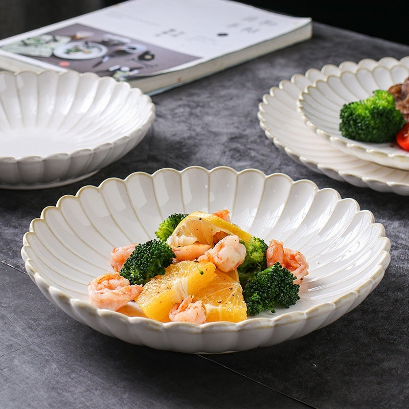flower-shaped plate in beige or blue